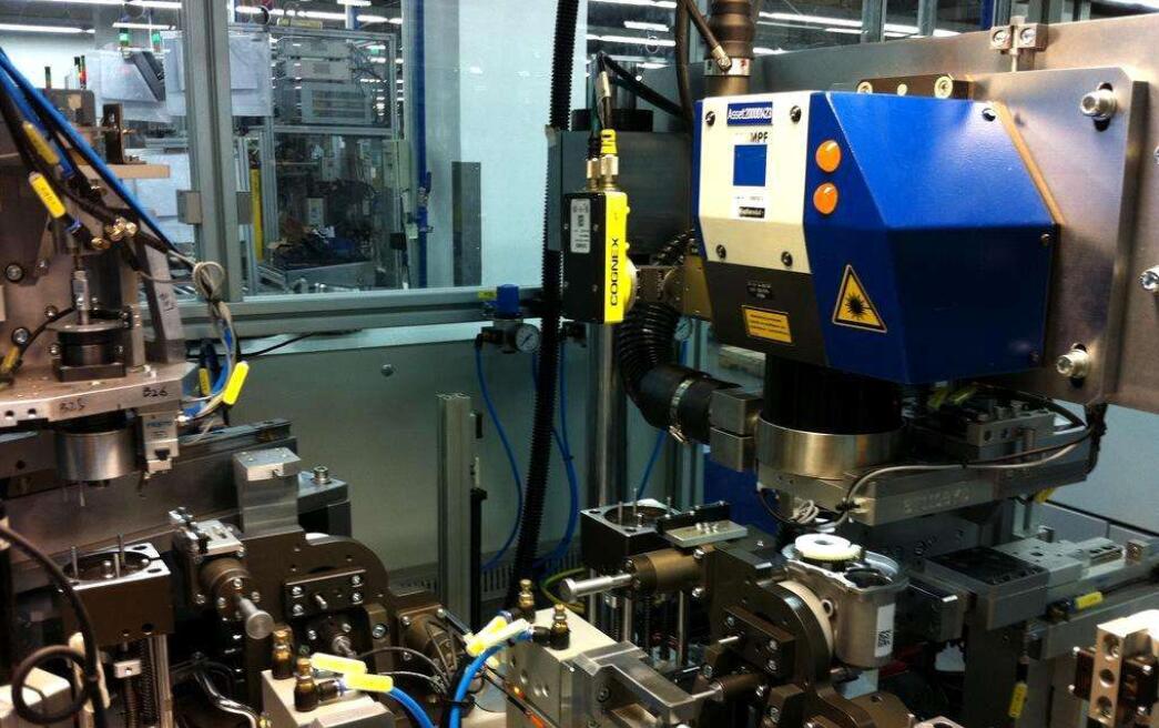 簡(jiǎn)述機(jī)器視覺(jué)在輸送軌道運(yùn)動(dòng)偏差檢測(cè)上的應(yīng)用(圖1)